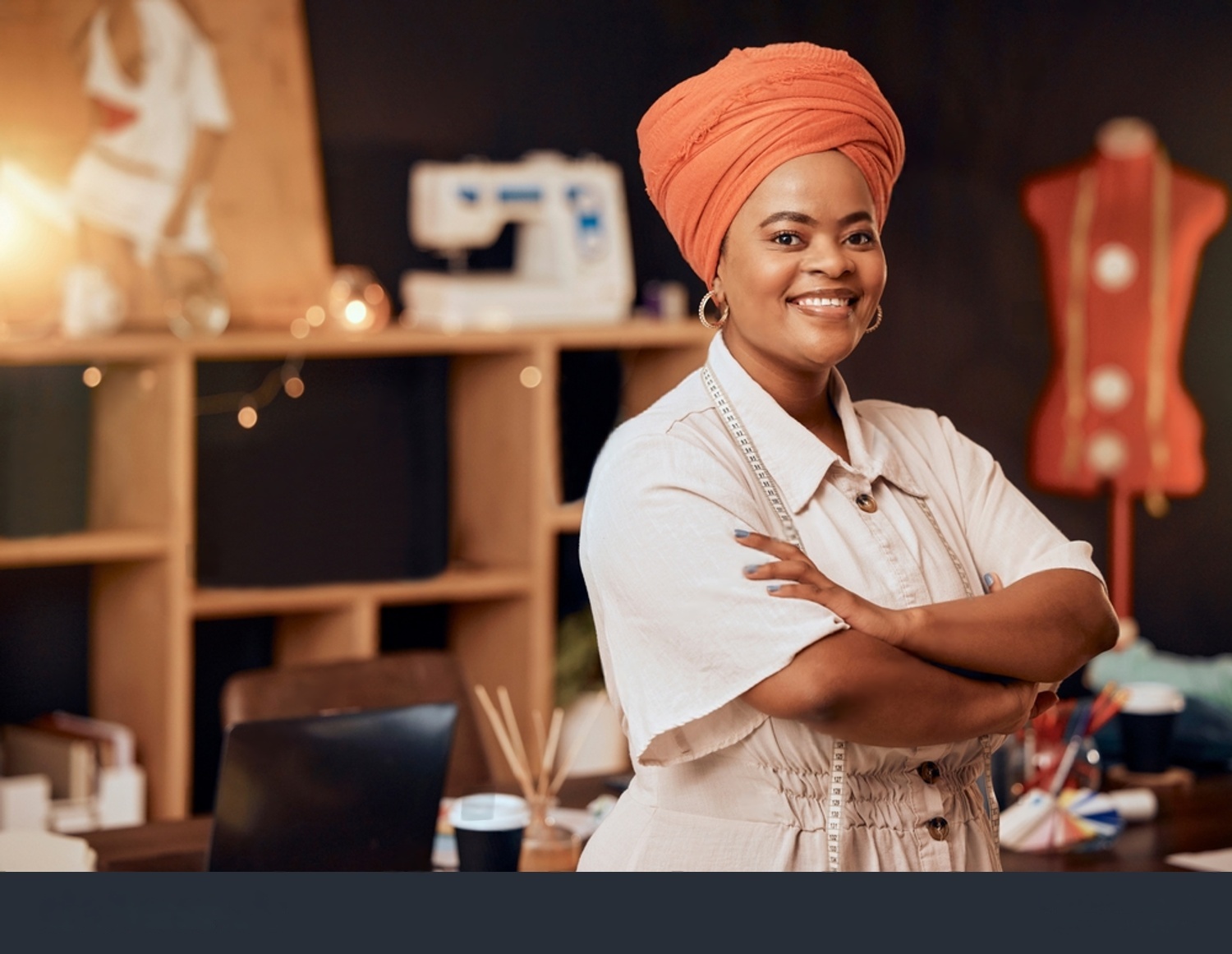 Créatrice de marque textile souriante dans son atelier de couture